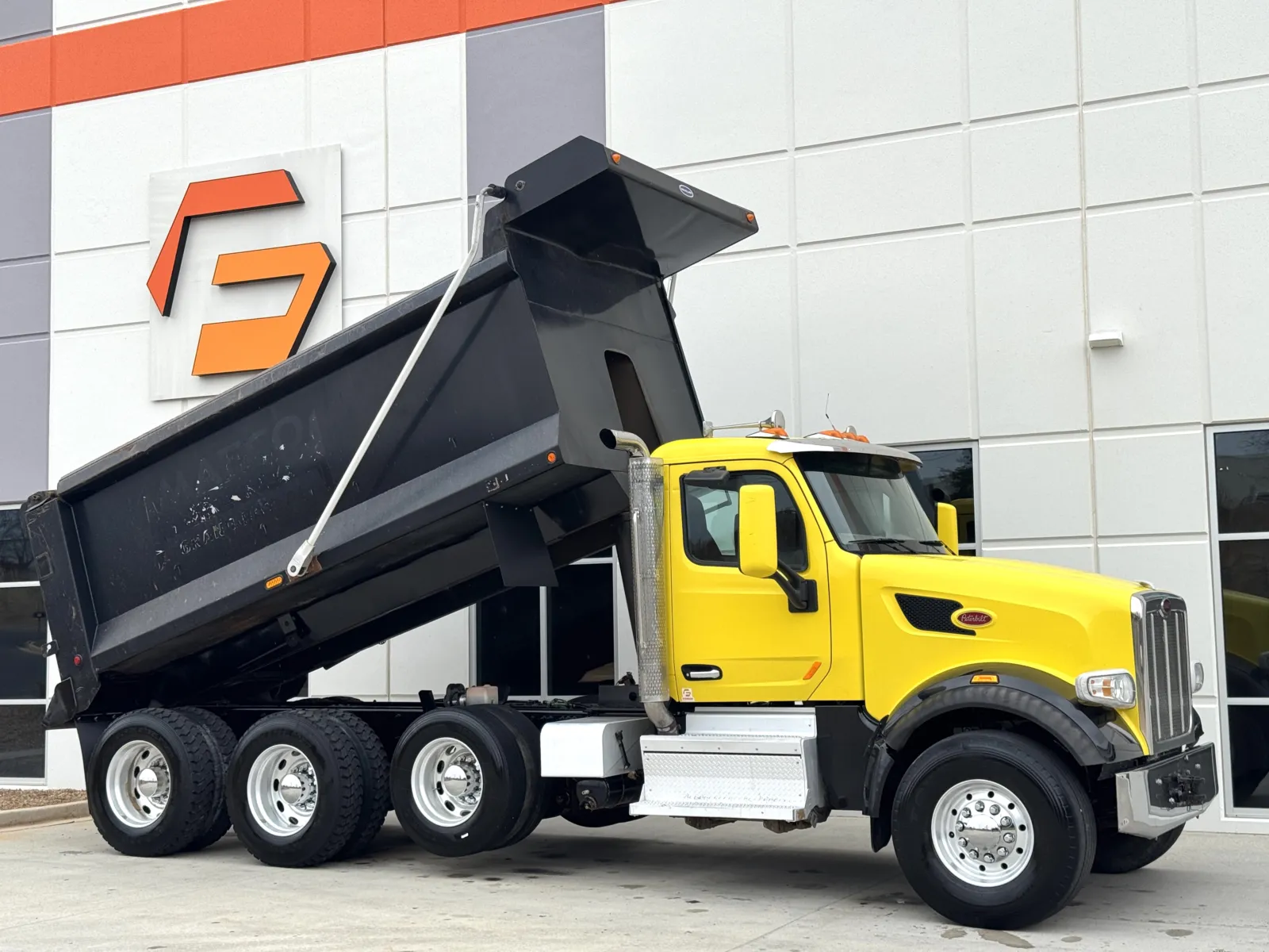 2018 Peterbilt 567 - image 1