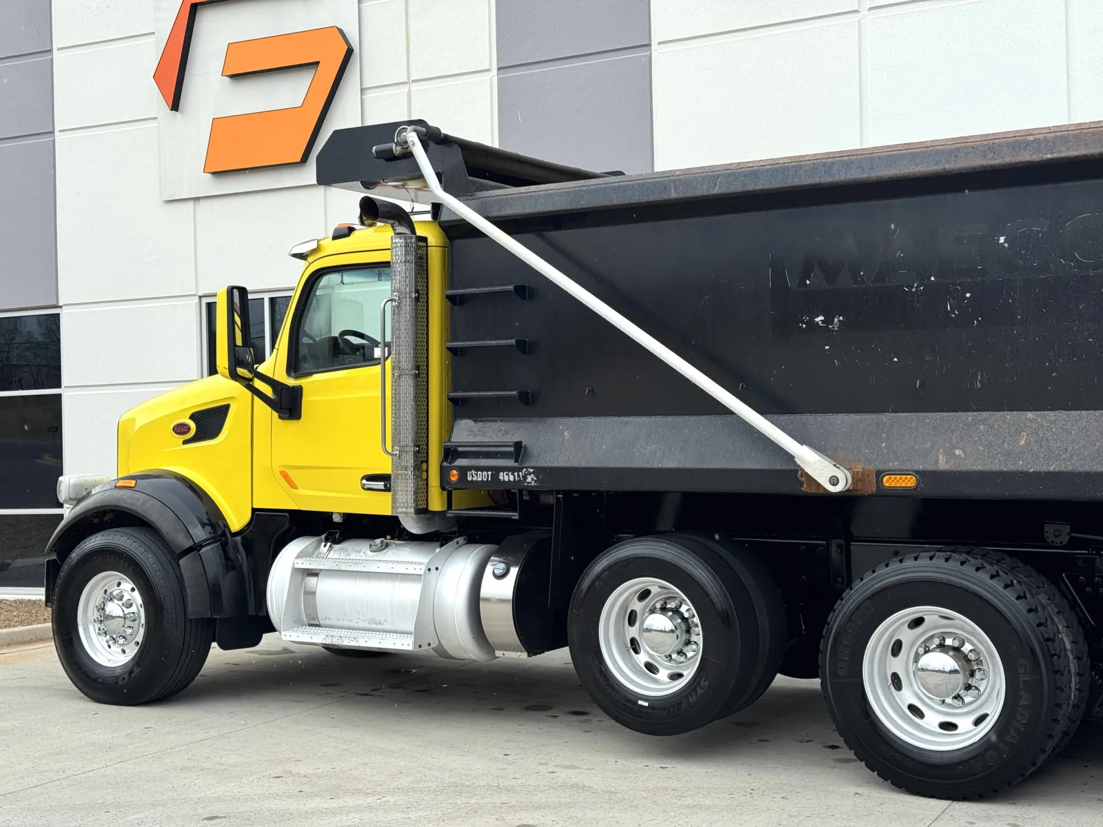 2018 Peterbilt 567 - image 9