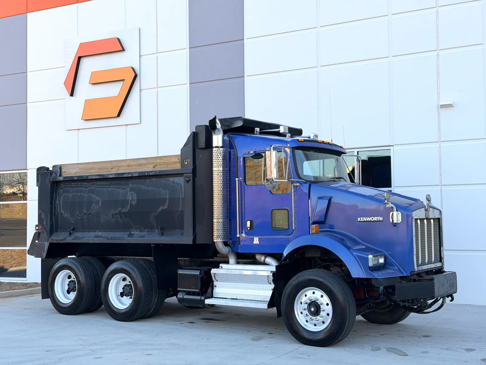 2011 Kenworth T800 - image 2