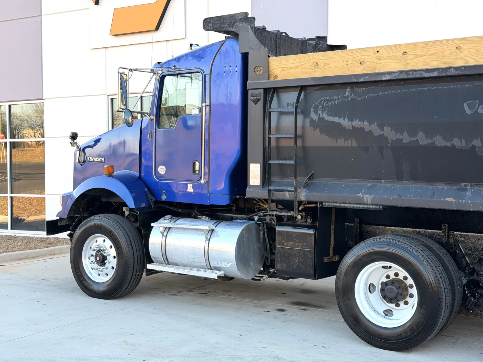 2011 Kenworth T800 - image 9