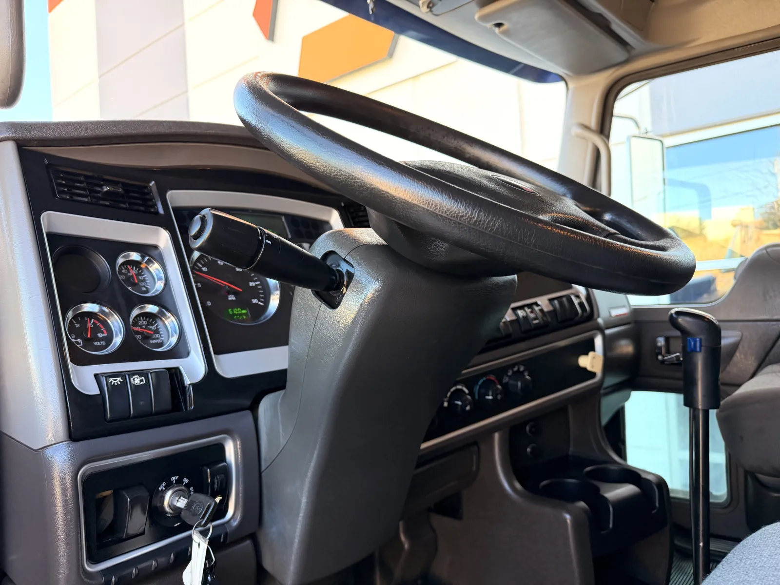 2011 Kenworth T800 - image 16