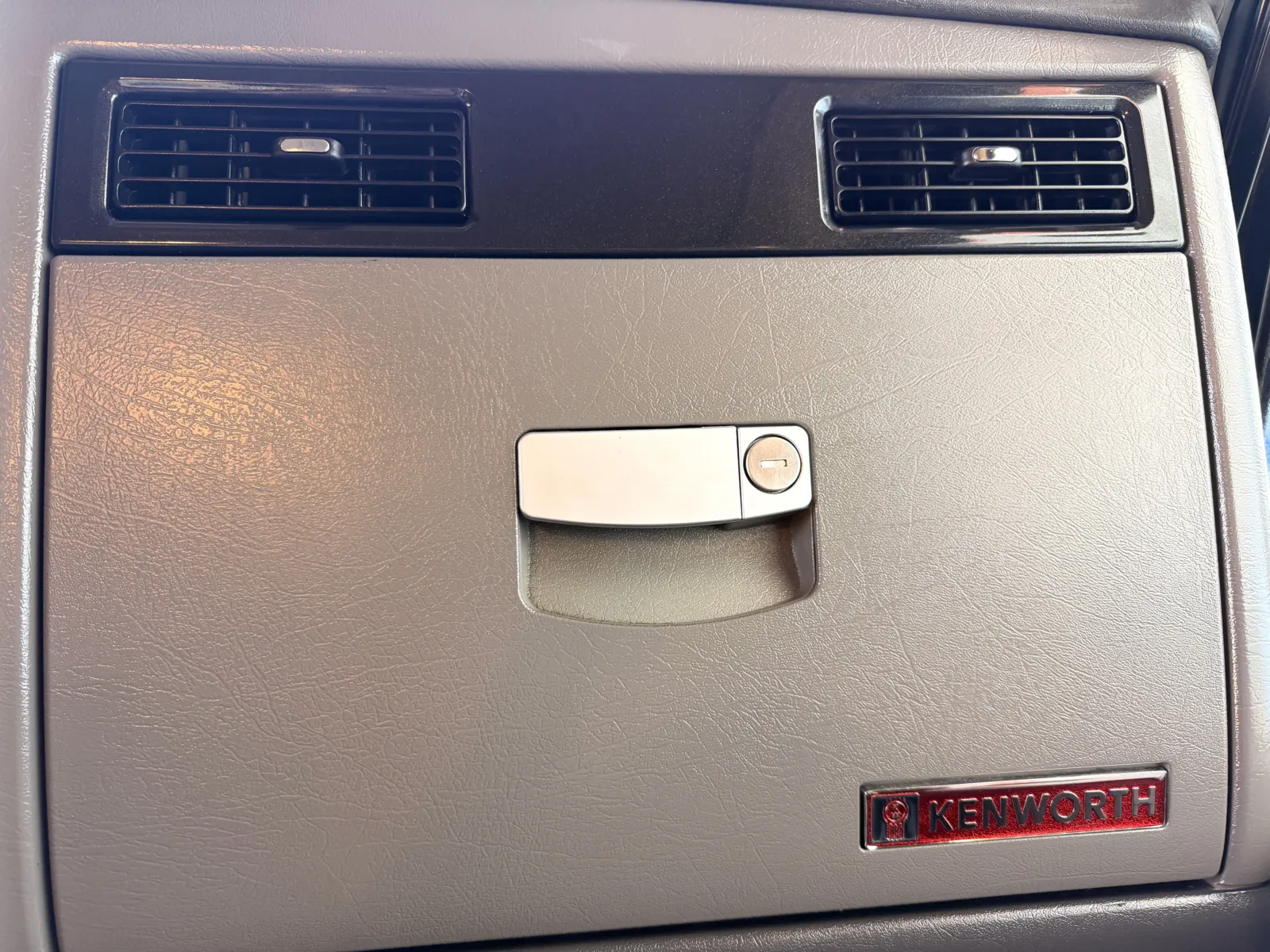 2011 Kenworth T800 - image 20