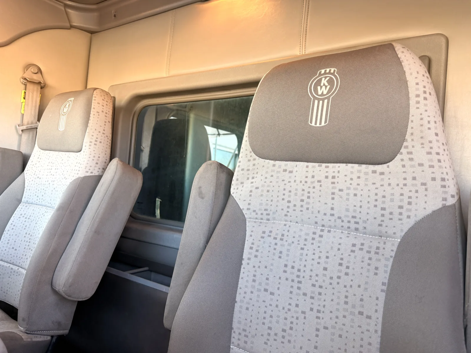 2011 Kenworth T800 - image 21