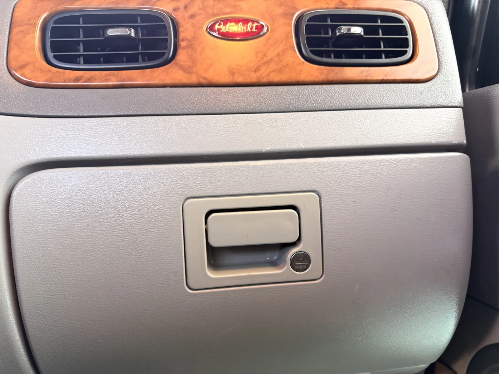 2008 Peterbilt - image 19