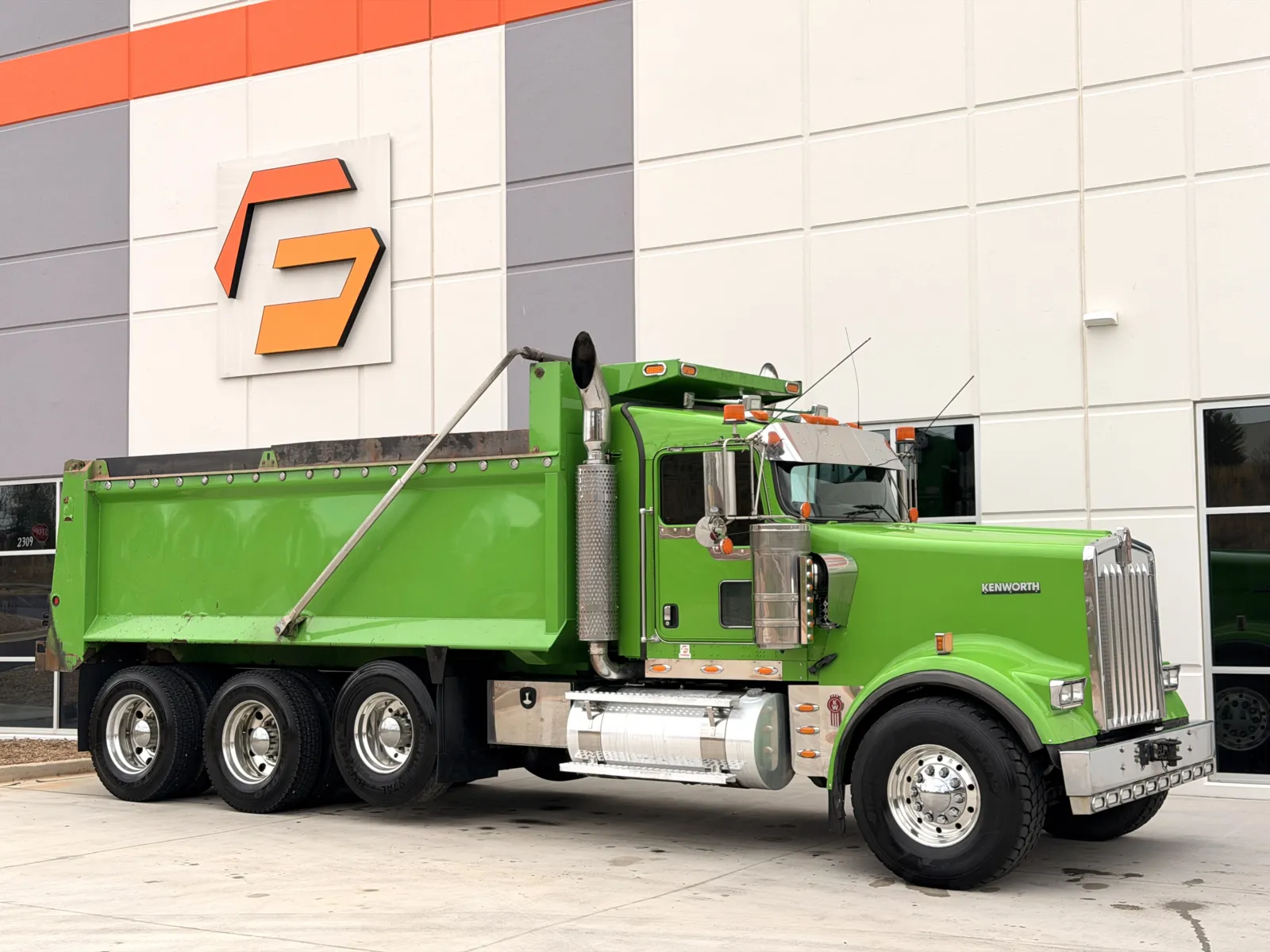 2019 Kenworth W900 - image 2