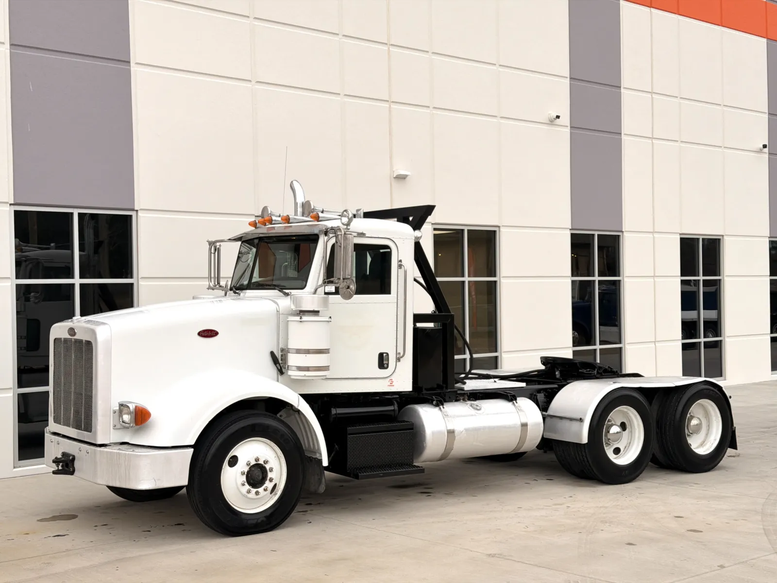 2013 Peterbilt - image 2