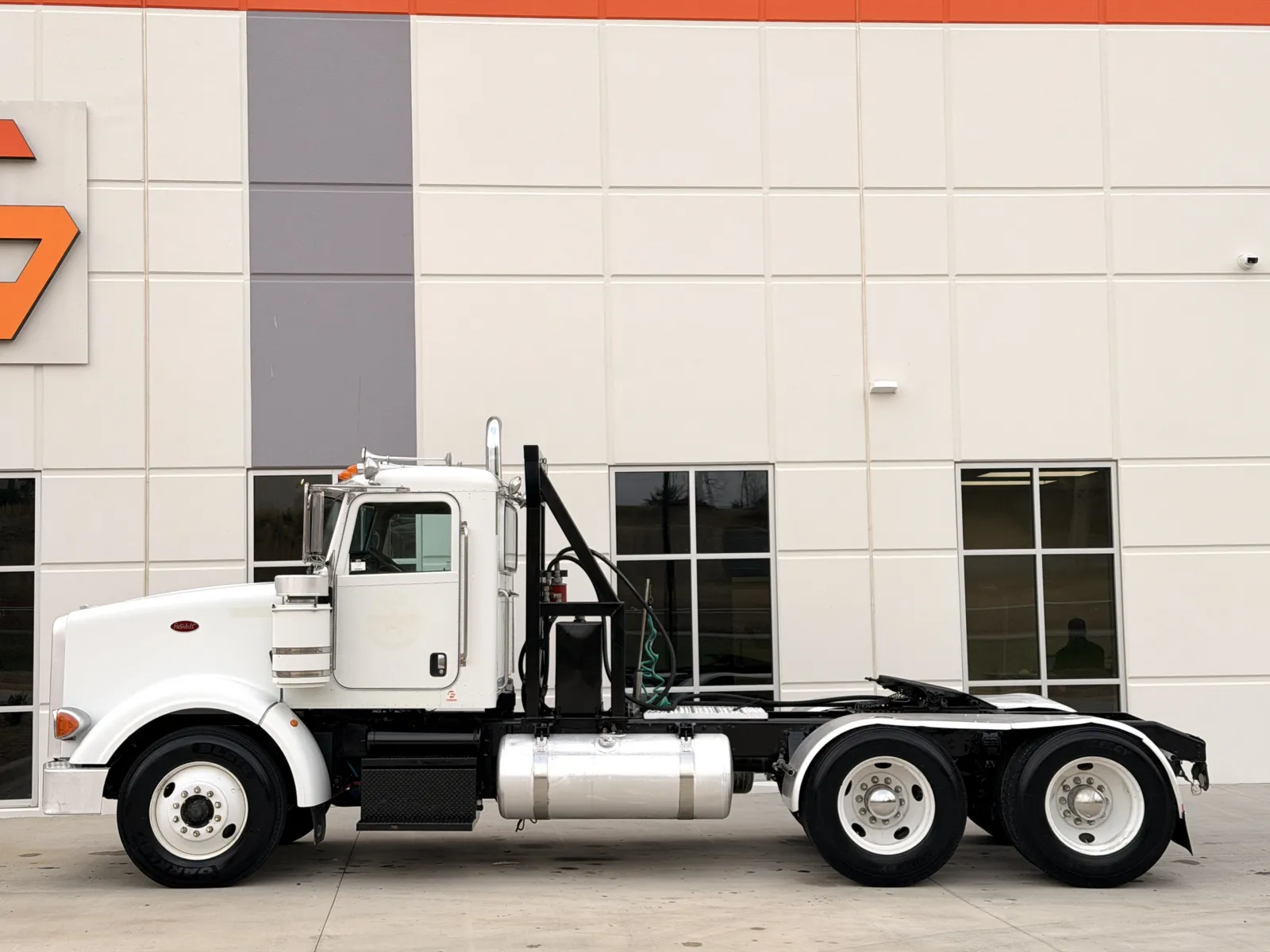 2013 Peterbilt - image 4