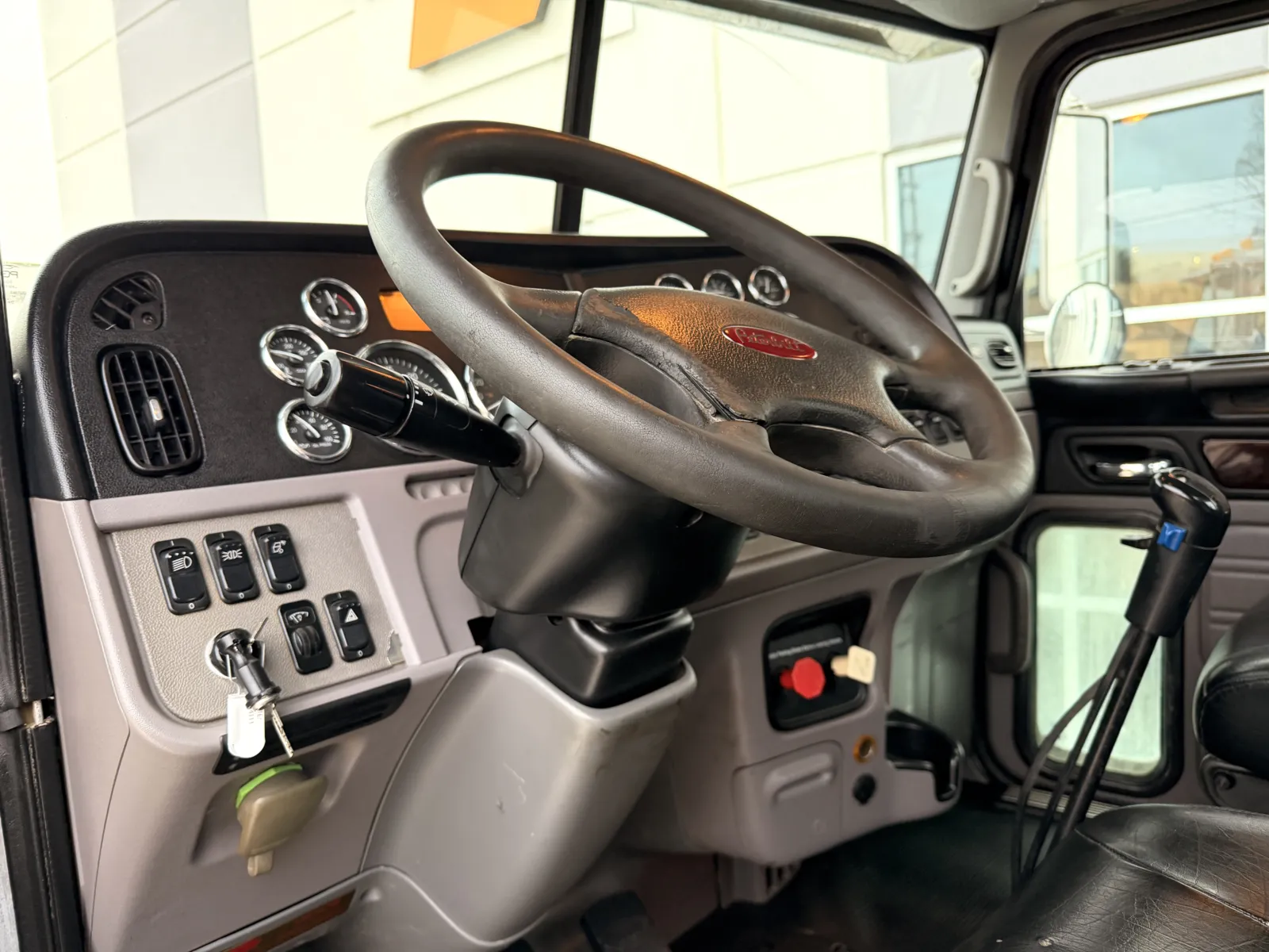 2013 Peterbilt - image 13