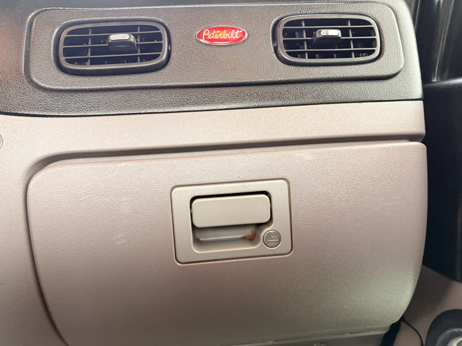 2013 Peterbilt - image 17