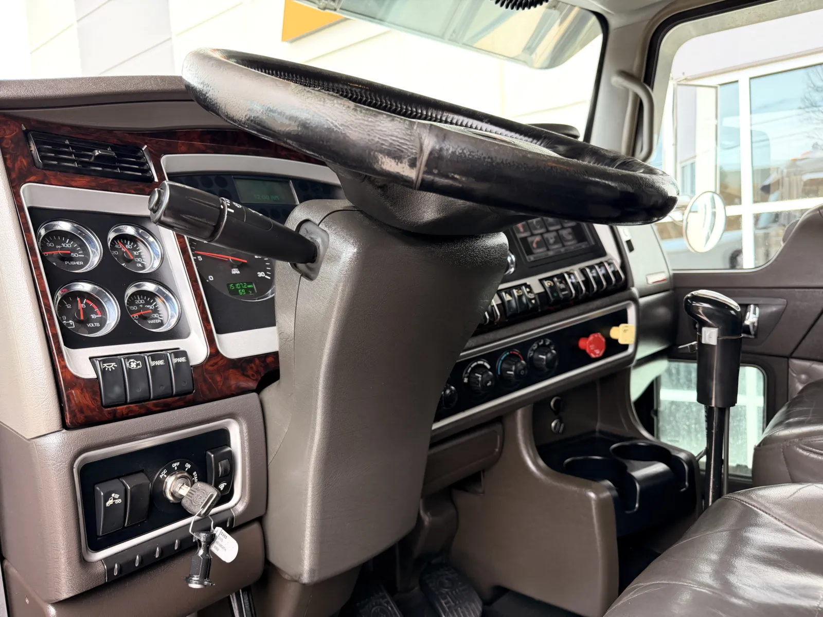 2015 Kenworth W900 - image 15