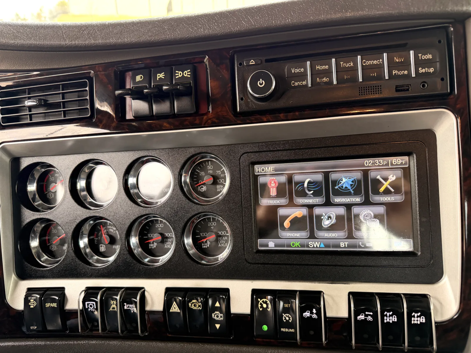 2015 Kenworth W900 - image 18