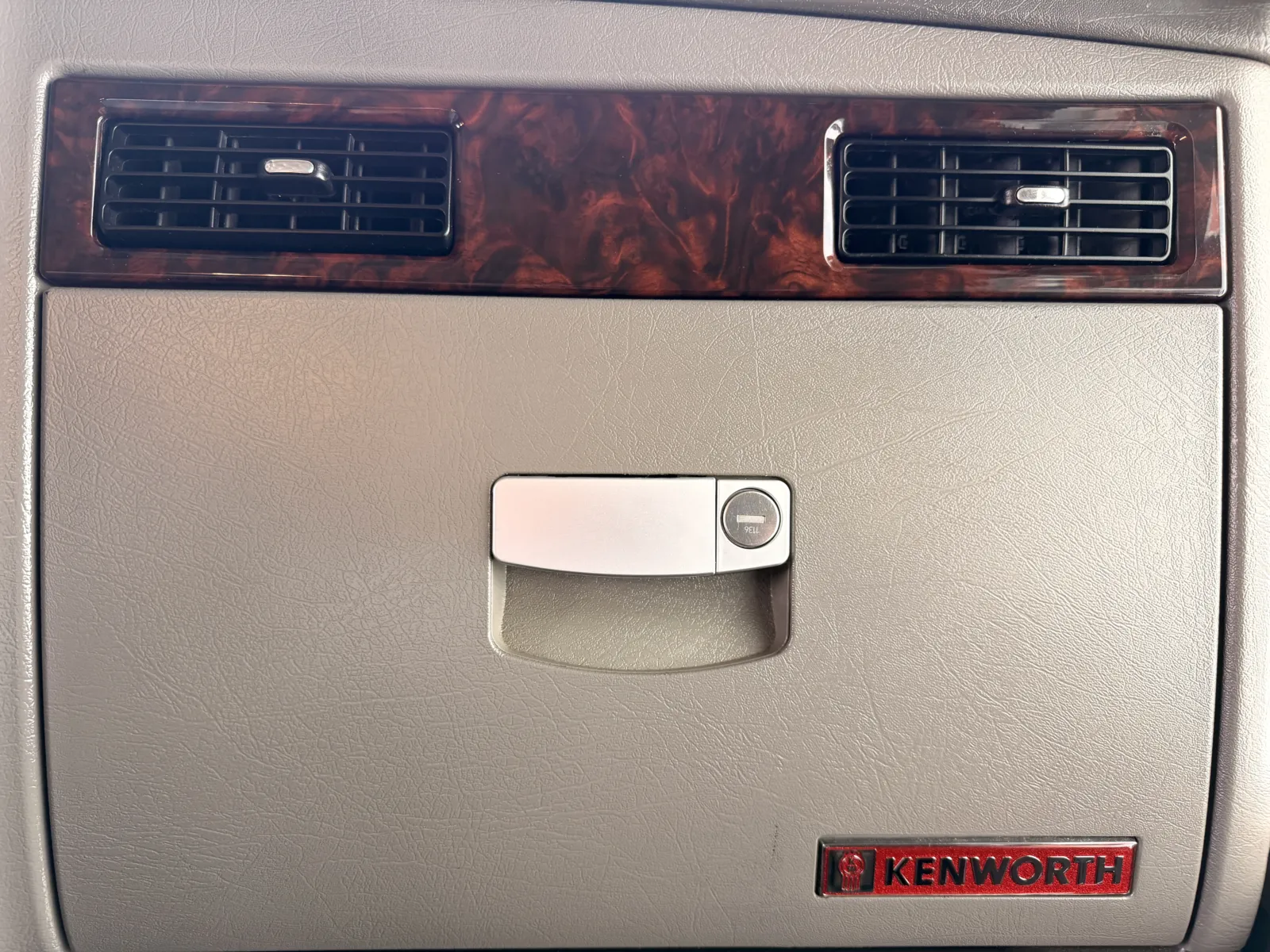 2015 Kenworth W900 - image 19