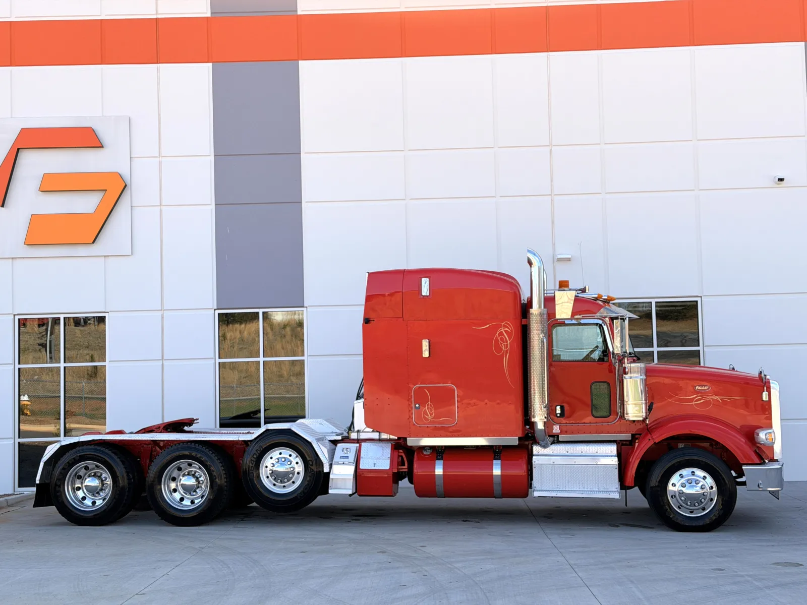 2014 Peterbilt - image 3