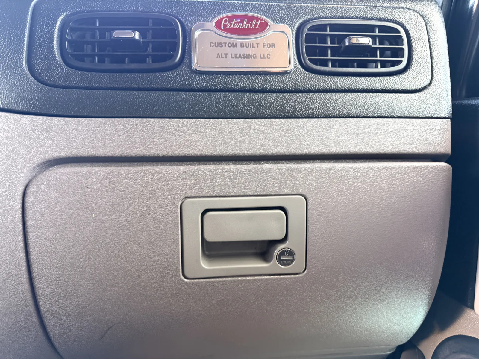 2014 Peterbilt - image 19