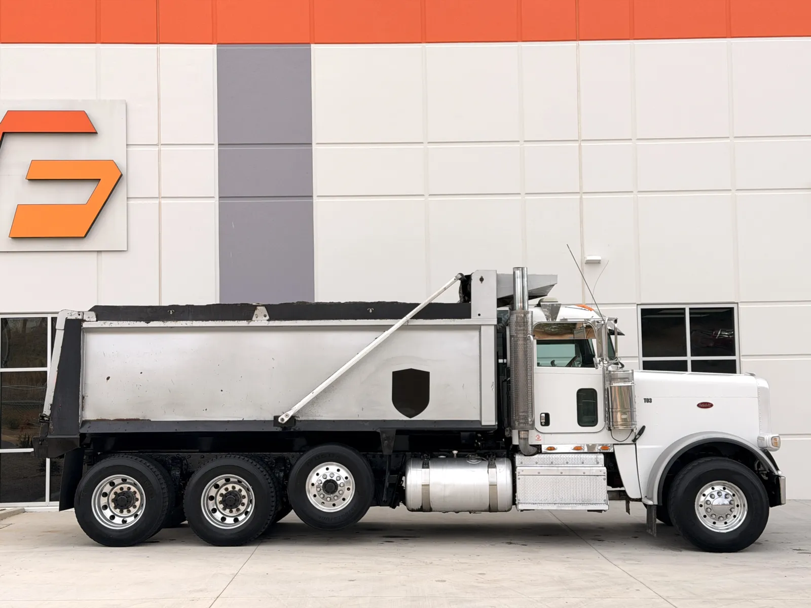 2011 Peterbilt - image 4