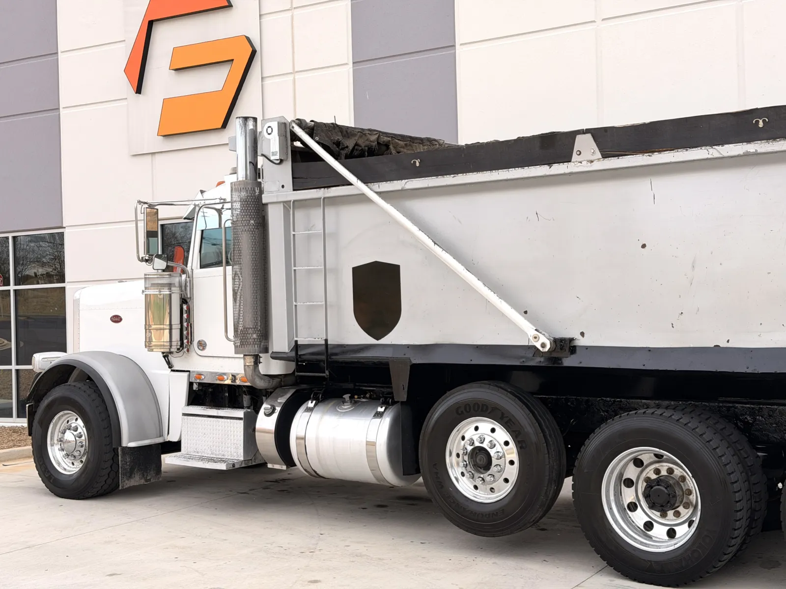 2011 Peterbilt - image 9