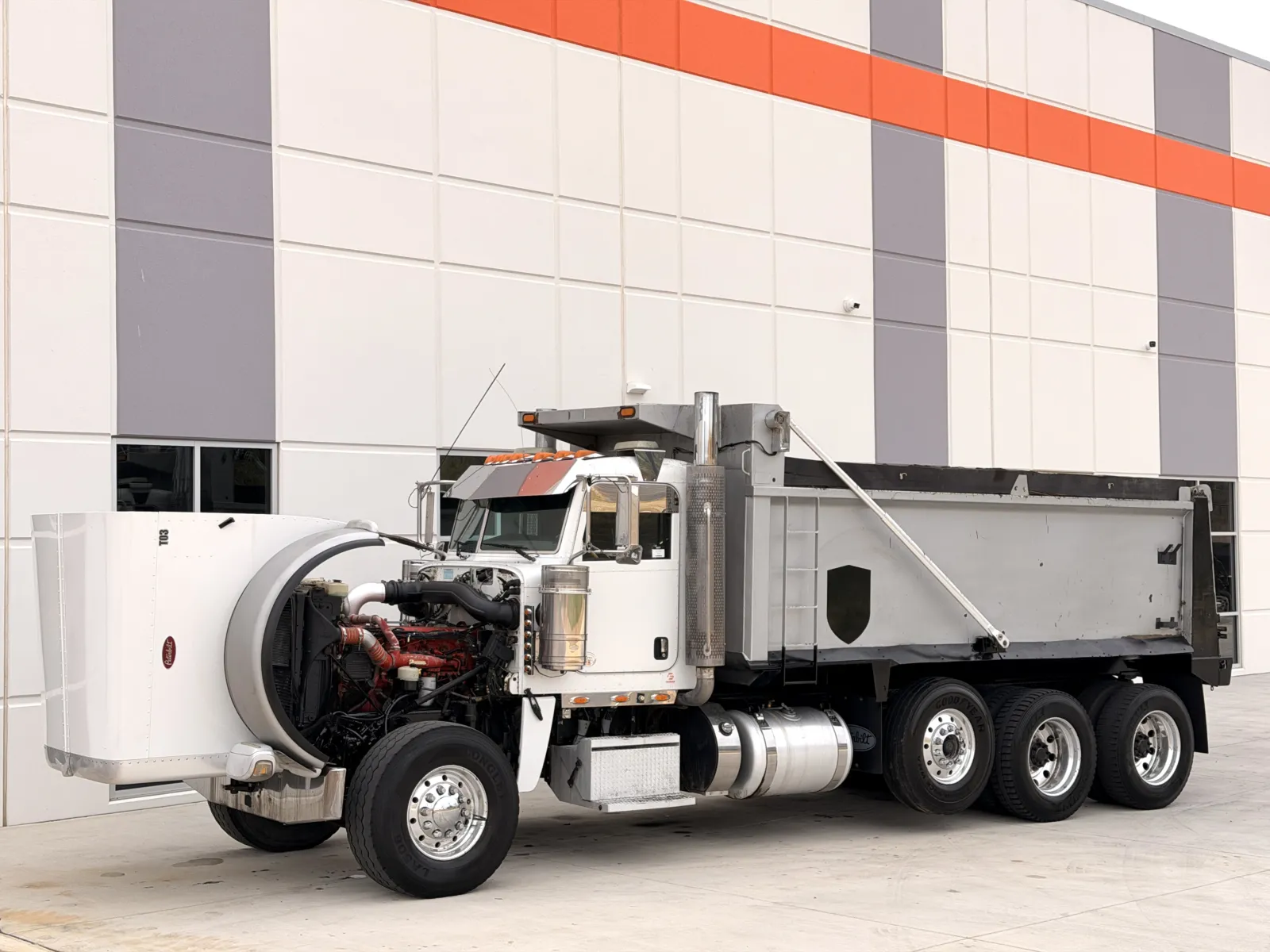 2011 Peterbilt - image 11