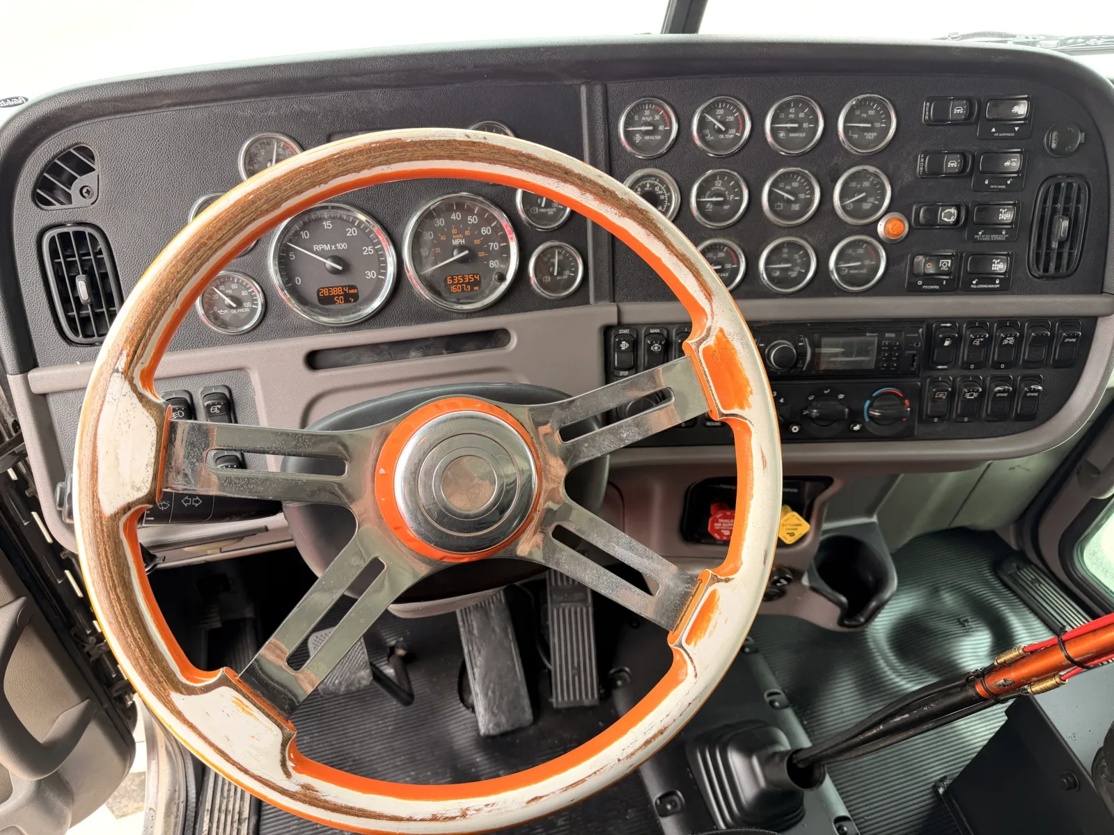 2011 Peterbilt - image 17