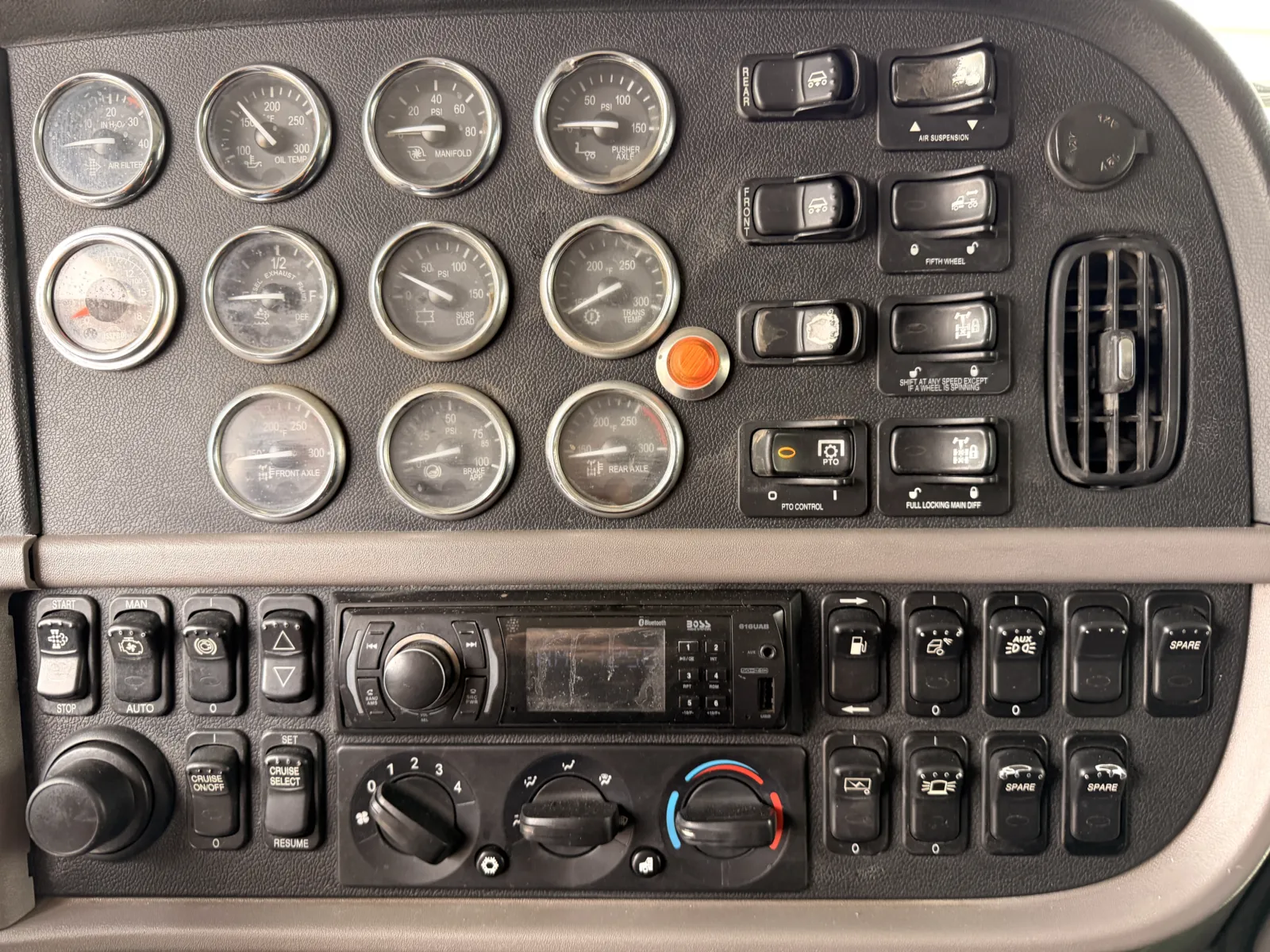 2011 Peterbilt - image 19