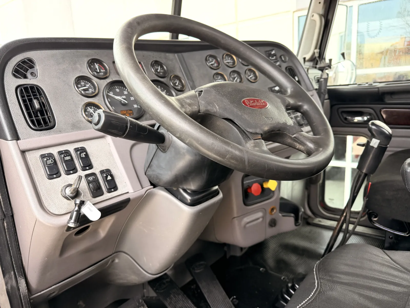 2017 Peterbilt 389 - image 15