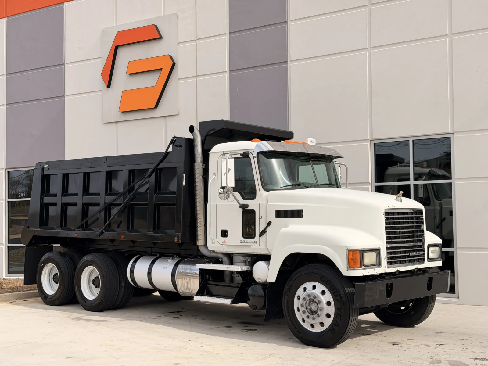 2014 Mack - image 2