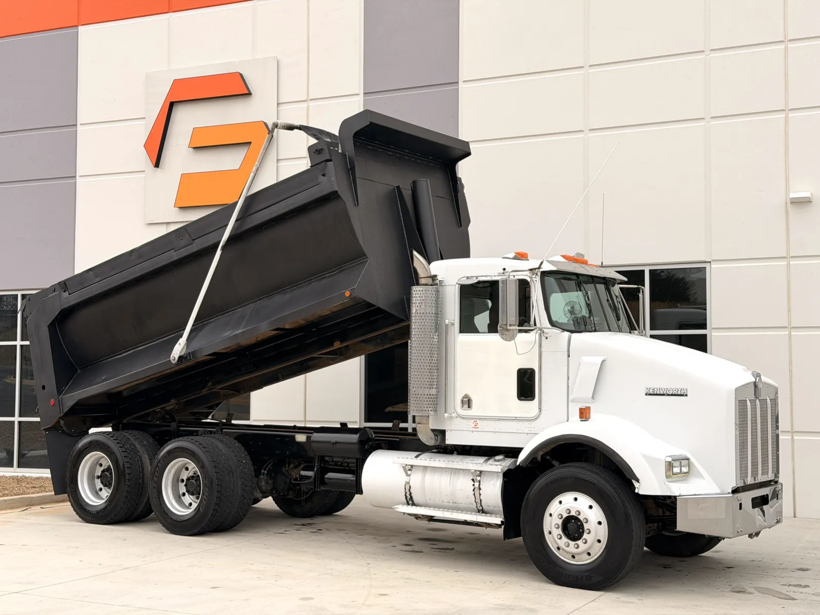 2001 Kenworth T800 - image 1