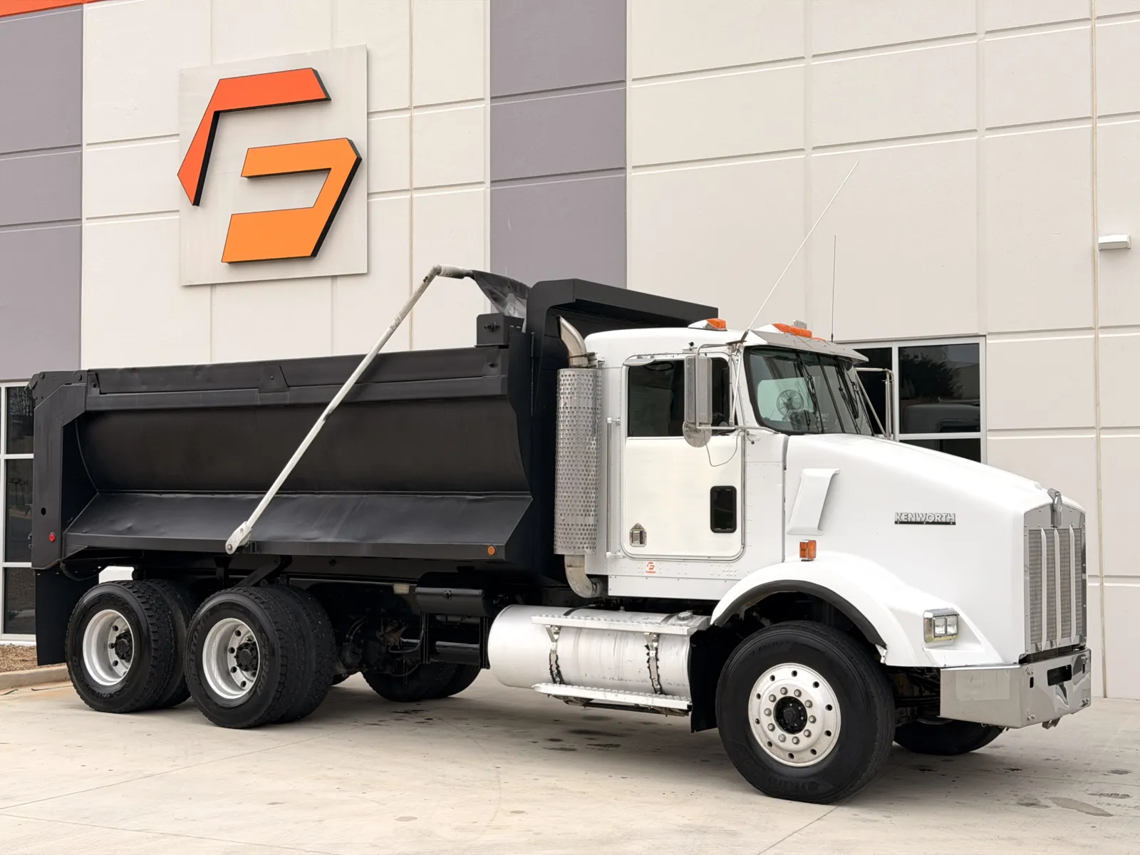 2001 Kenworth T800 - image 2