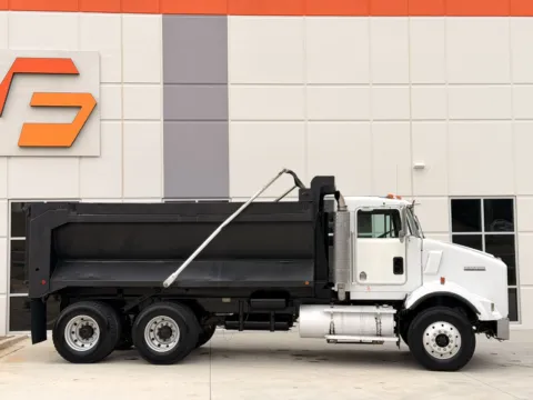 More photos of 2001 KENWORTH T800 at Forge Truck Centers - South Carolina, SC