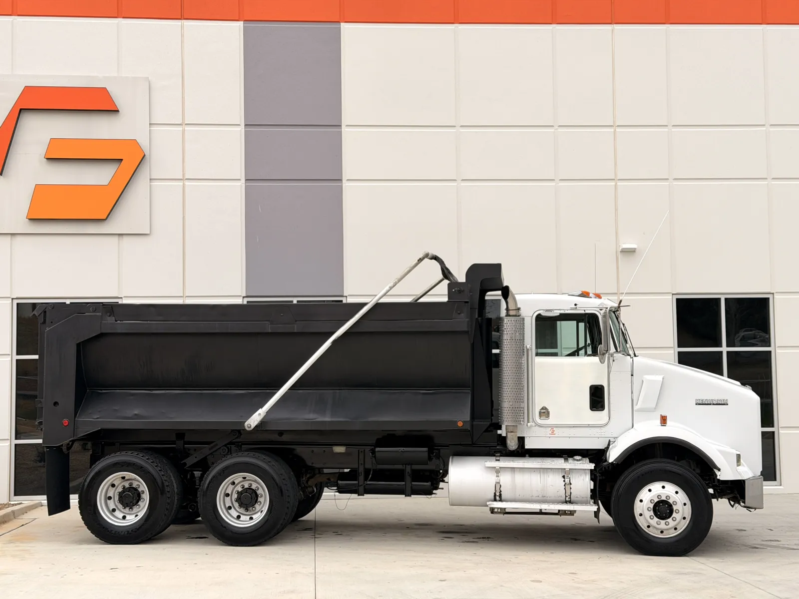 2001 Kenworth T800 - image 4