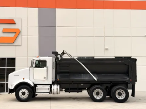 More photos of 2001 KENWORTH T800 at Forge Truck Centers - South Carolina, SC