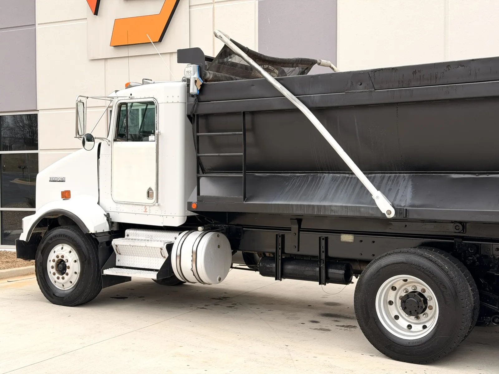 2001 Kenworth T800 - image 9