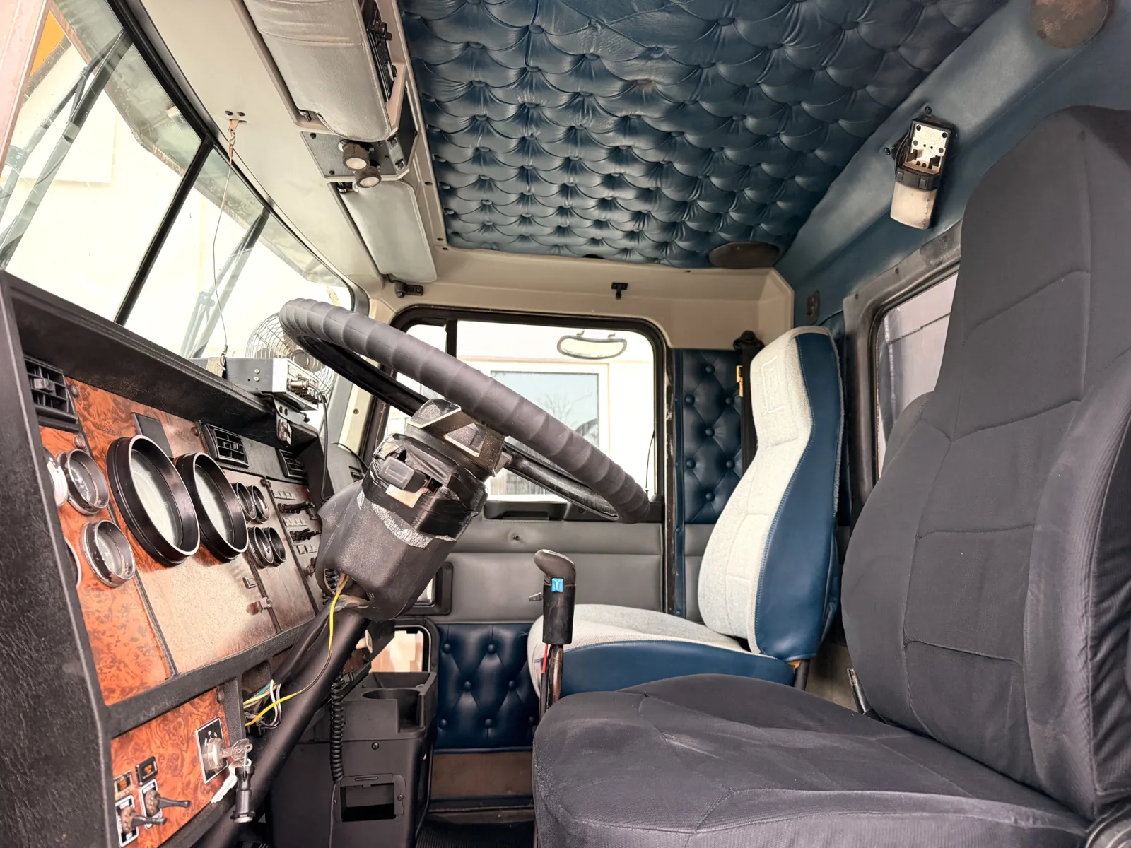 2001 Kenworth T800 - image 15