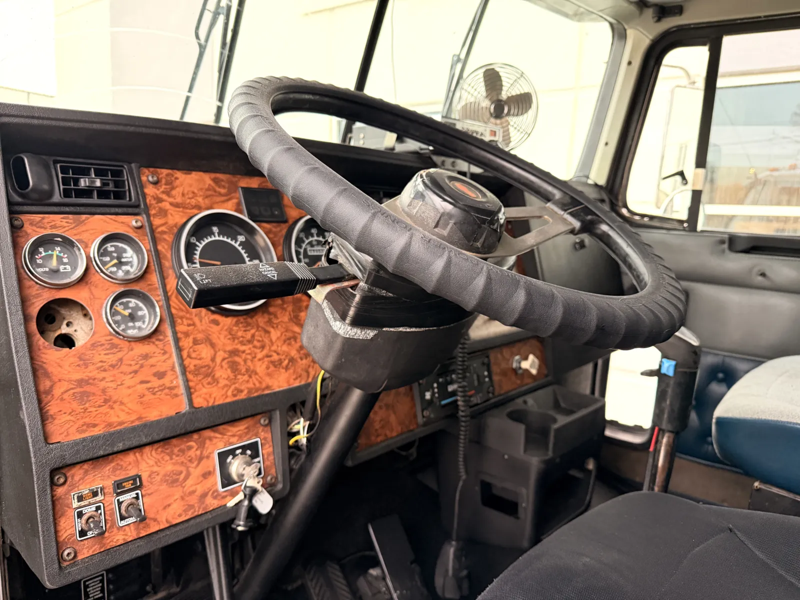 2001 Kenworth T800 - image 16