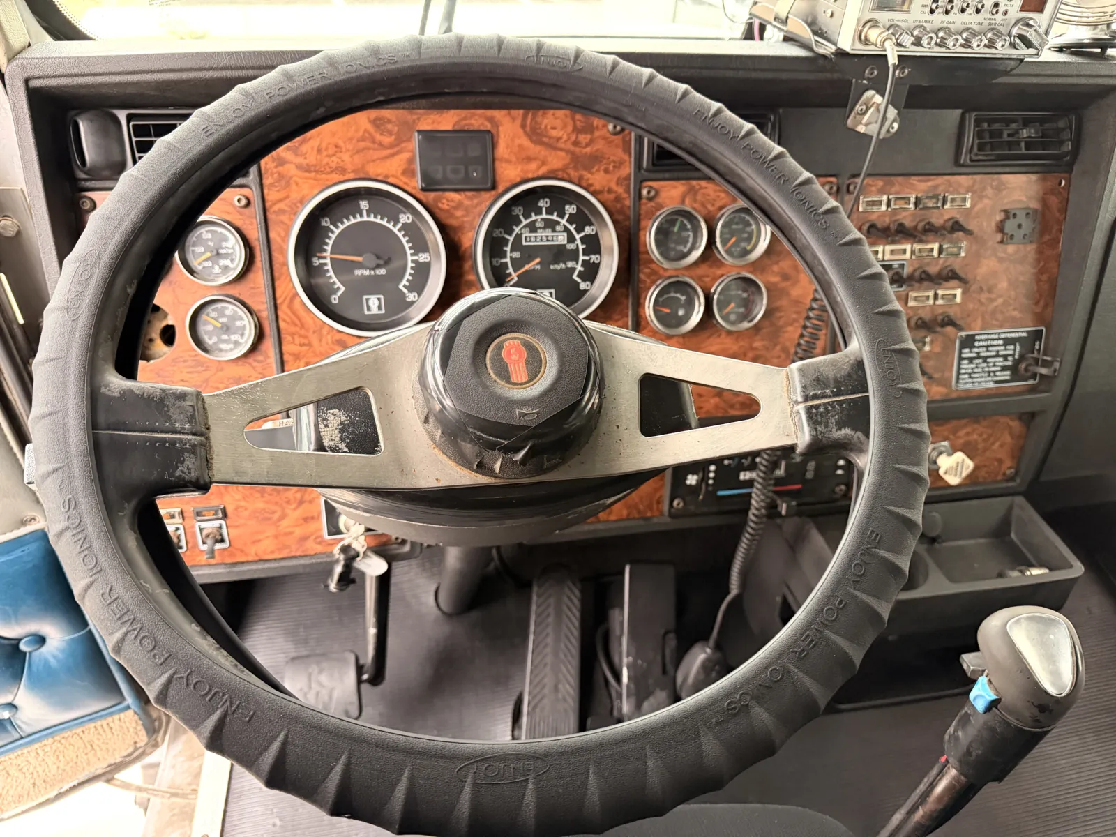 2001 Kenworth T800 - image 17