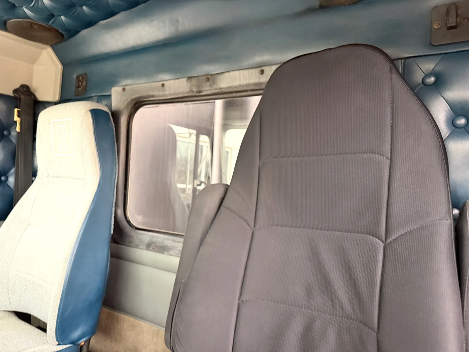 2001 Kenworth T800 - image 21