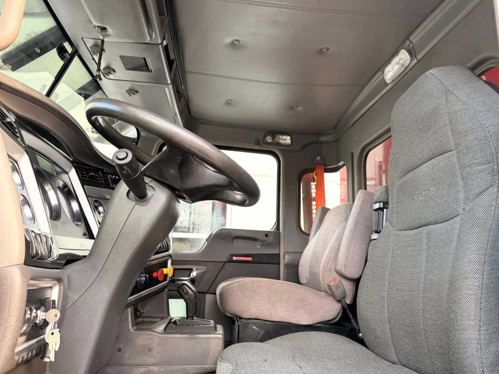 2016 Kenworth T800 - image 15