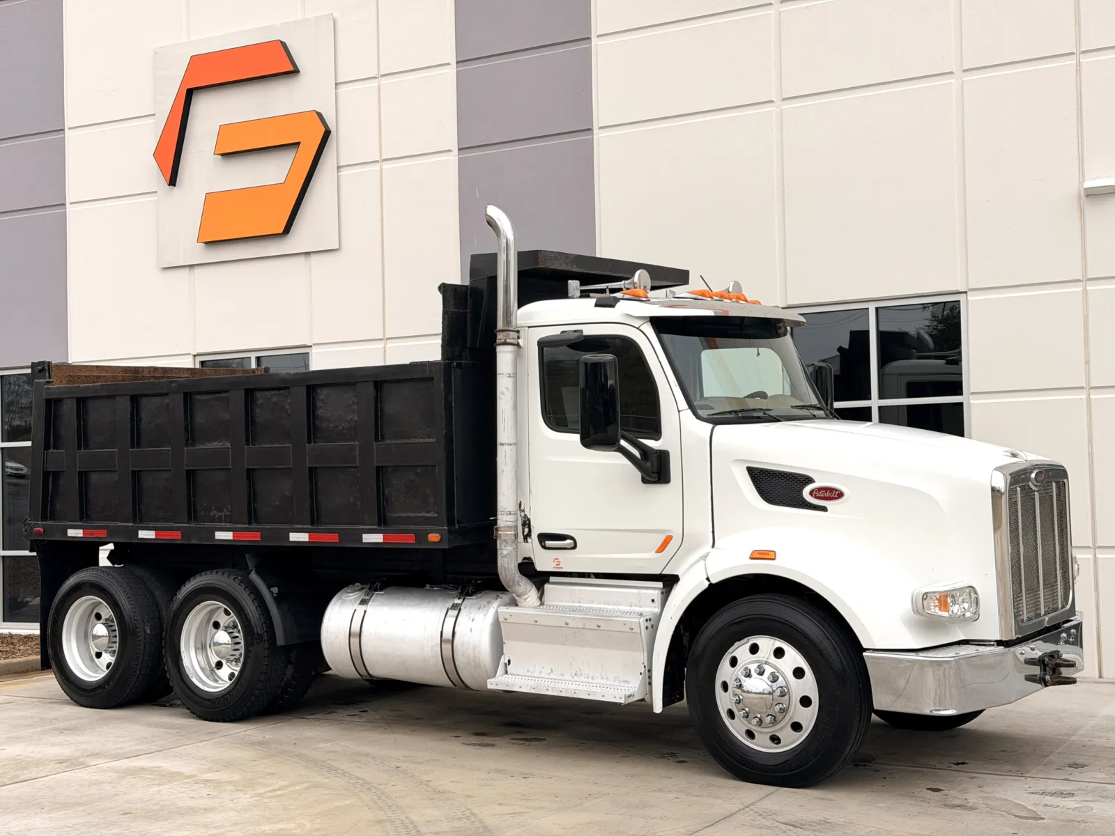 2016 Peterbilt 567 - image 2