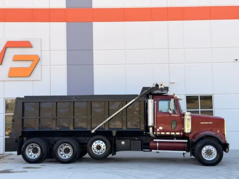 More photos of 2004 WESTERN STAR 4900 at Forge Truck Centers - South Carolina, SC