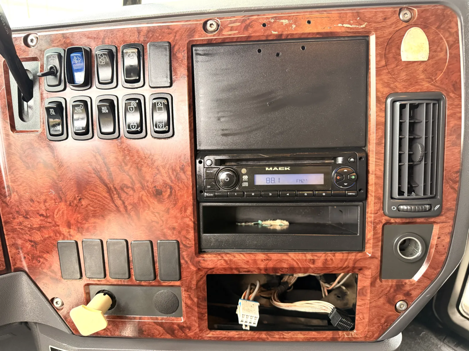 2011 Mack - image 19