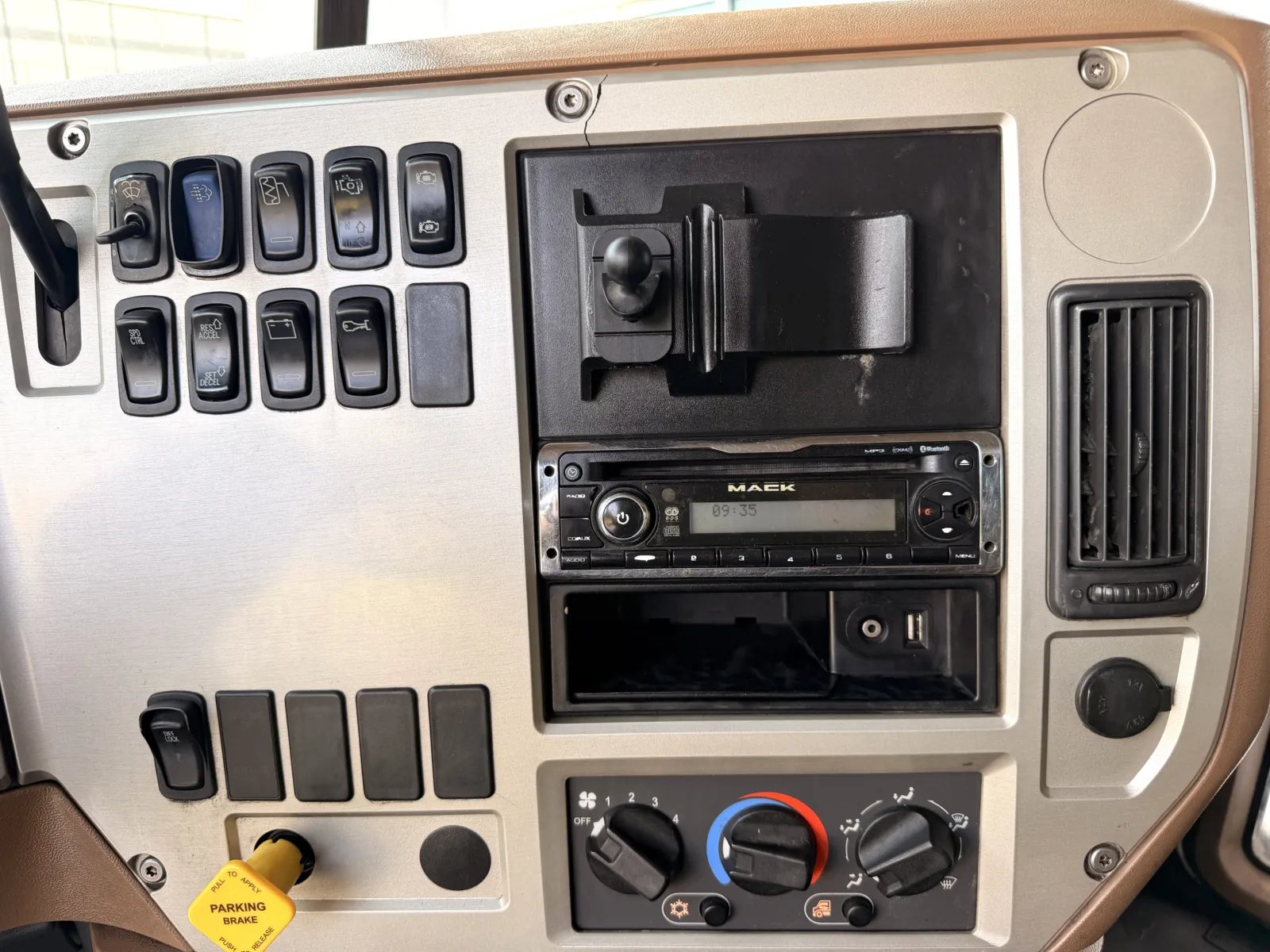 2015 Mack - image 19