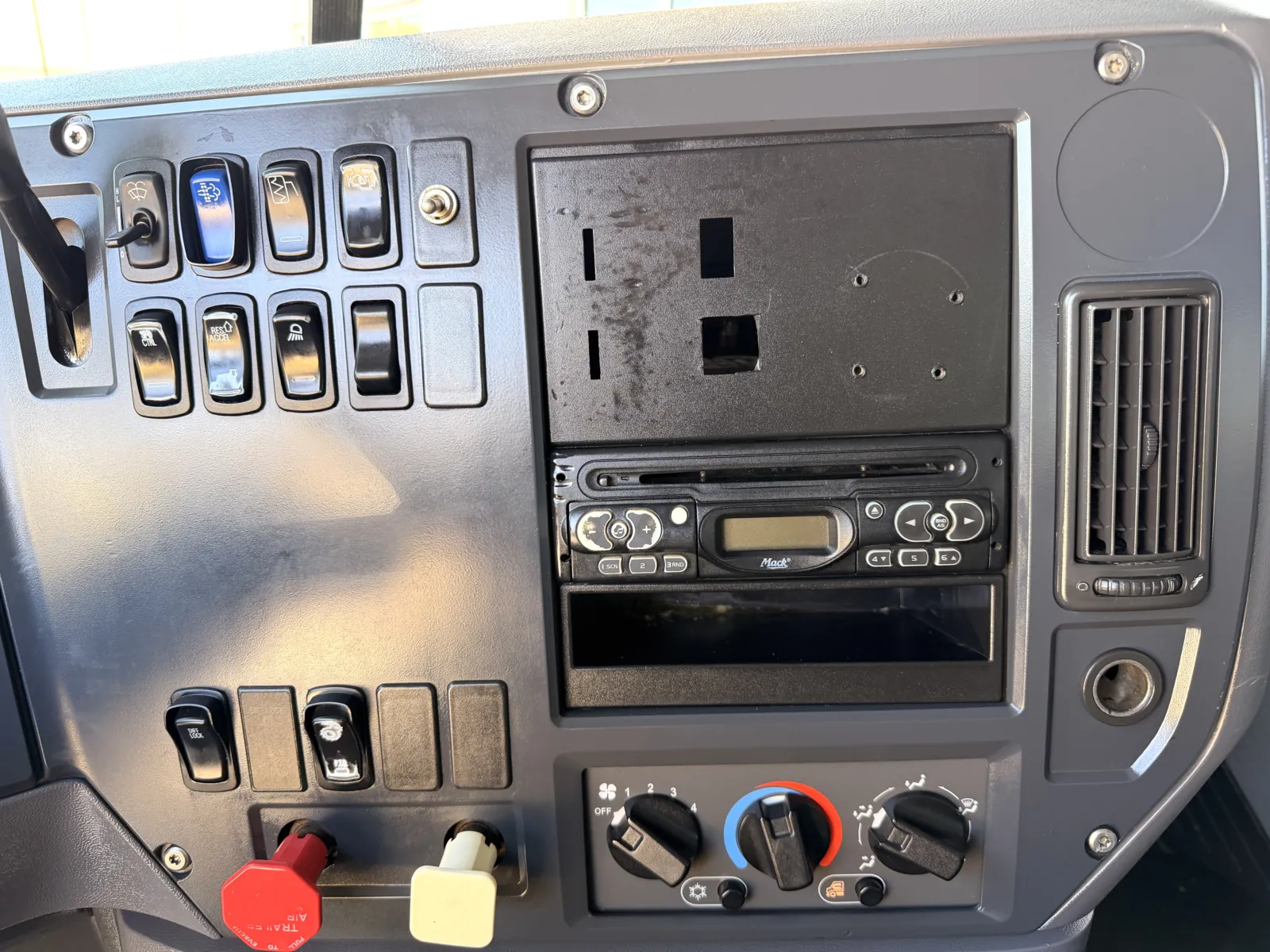 2012 Mack - image 19