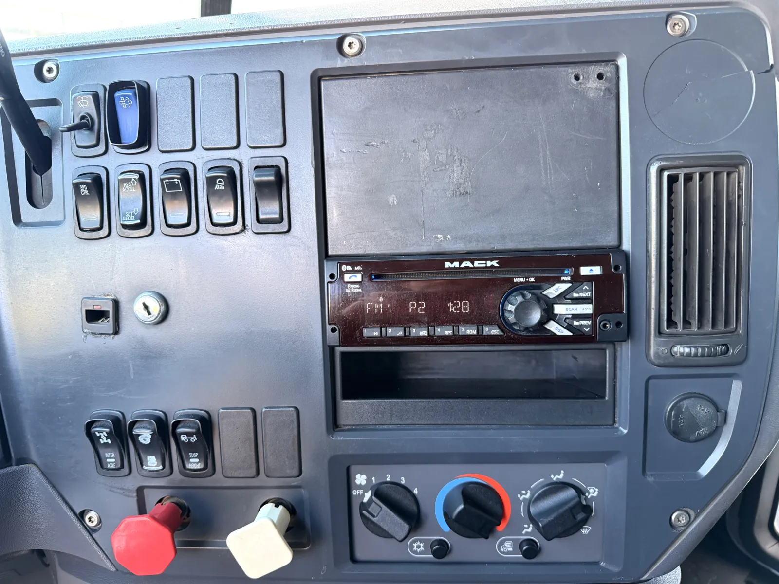 2013 Mack - image 19