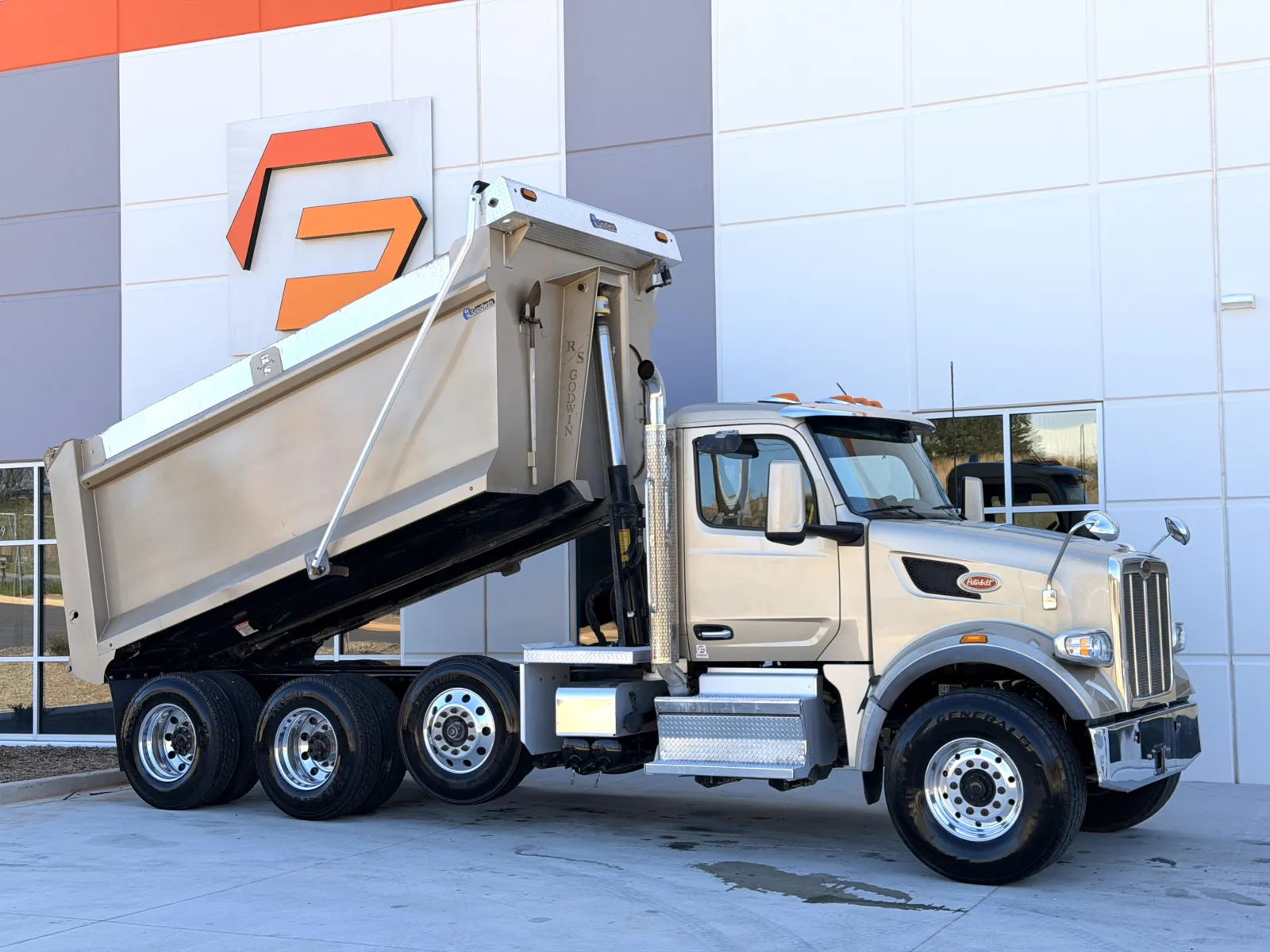 2024 Peterbilt 567 - image 1