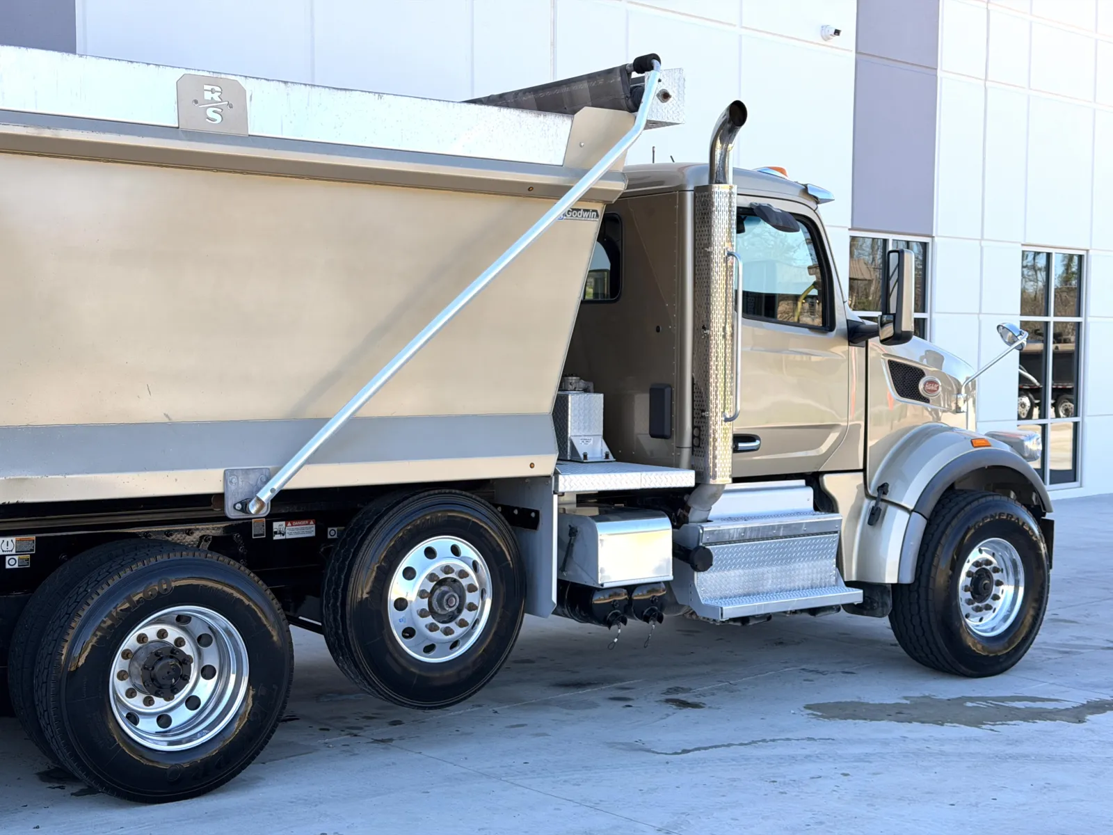 2024 Peterbilt 567 - image 8