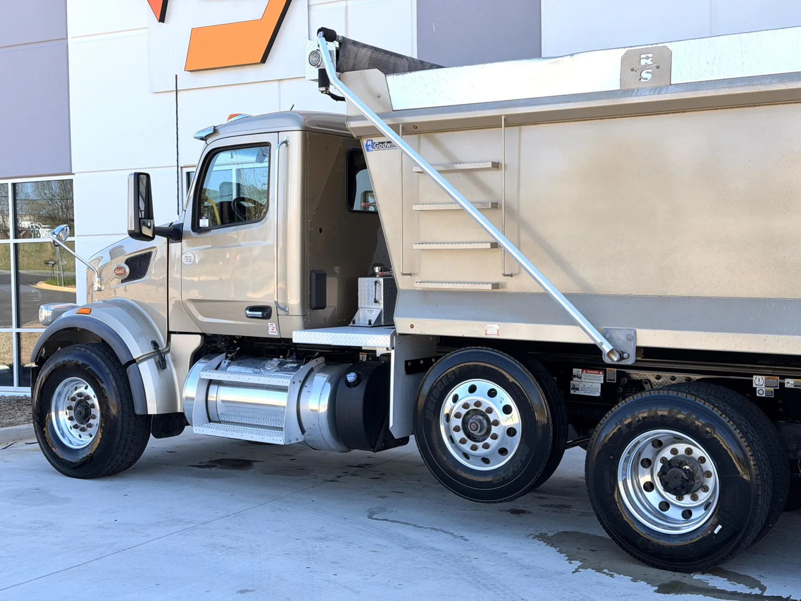 2024 Peterbilt 567 - image 9