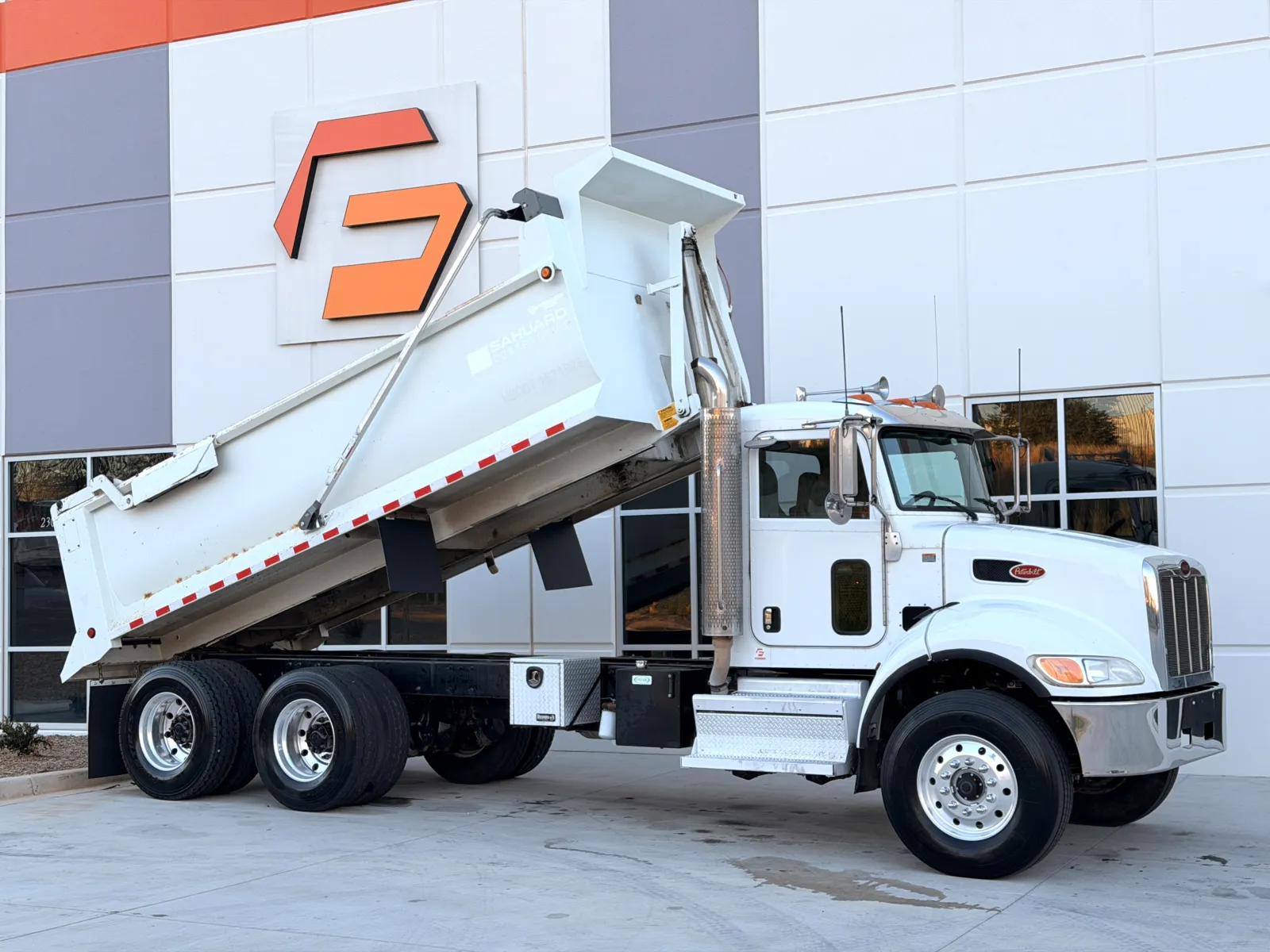 2018 Peterbilt 348 - image 1