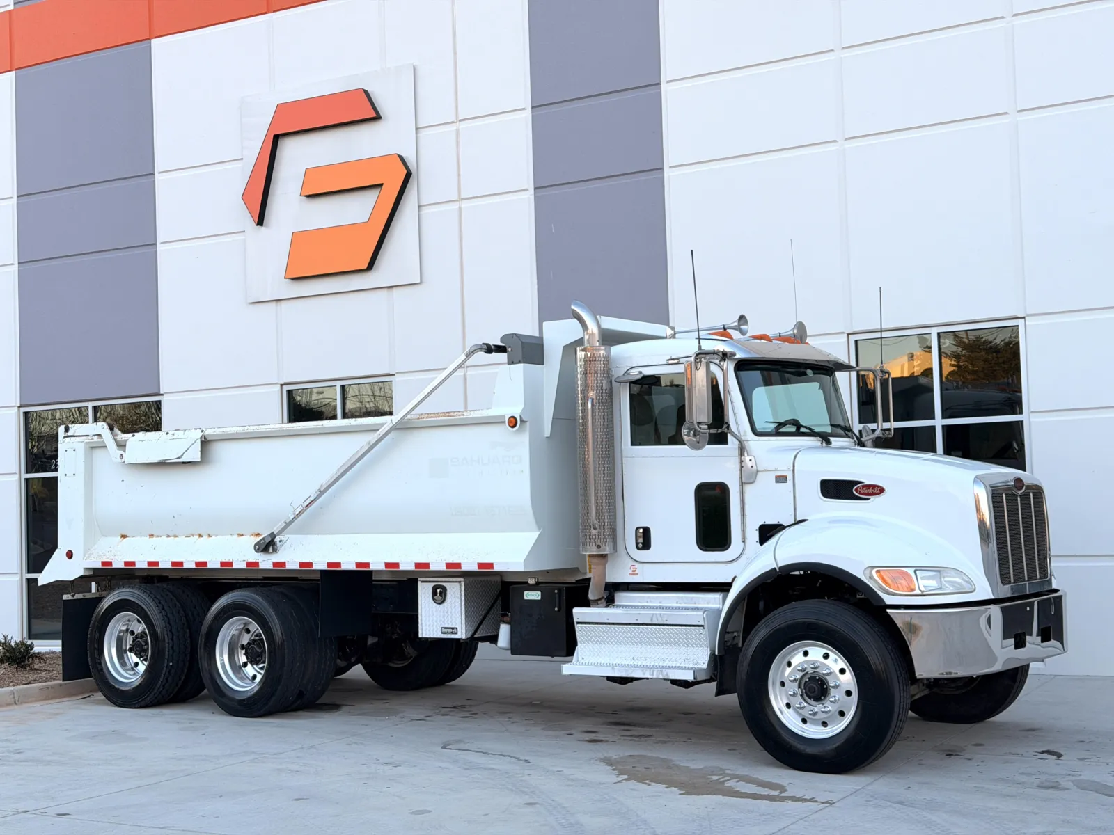 2018 Peterbilt 348 - image 2