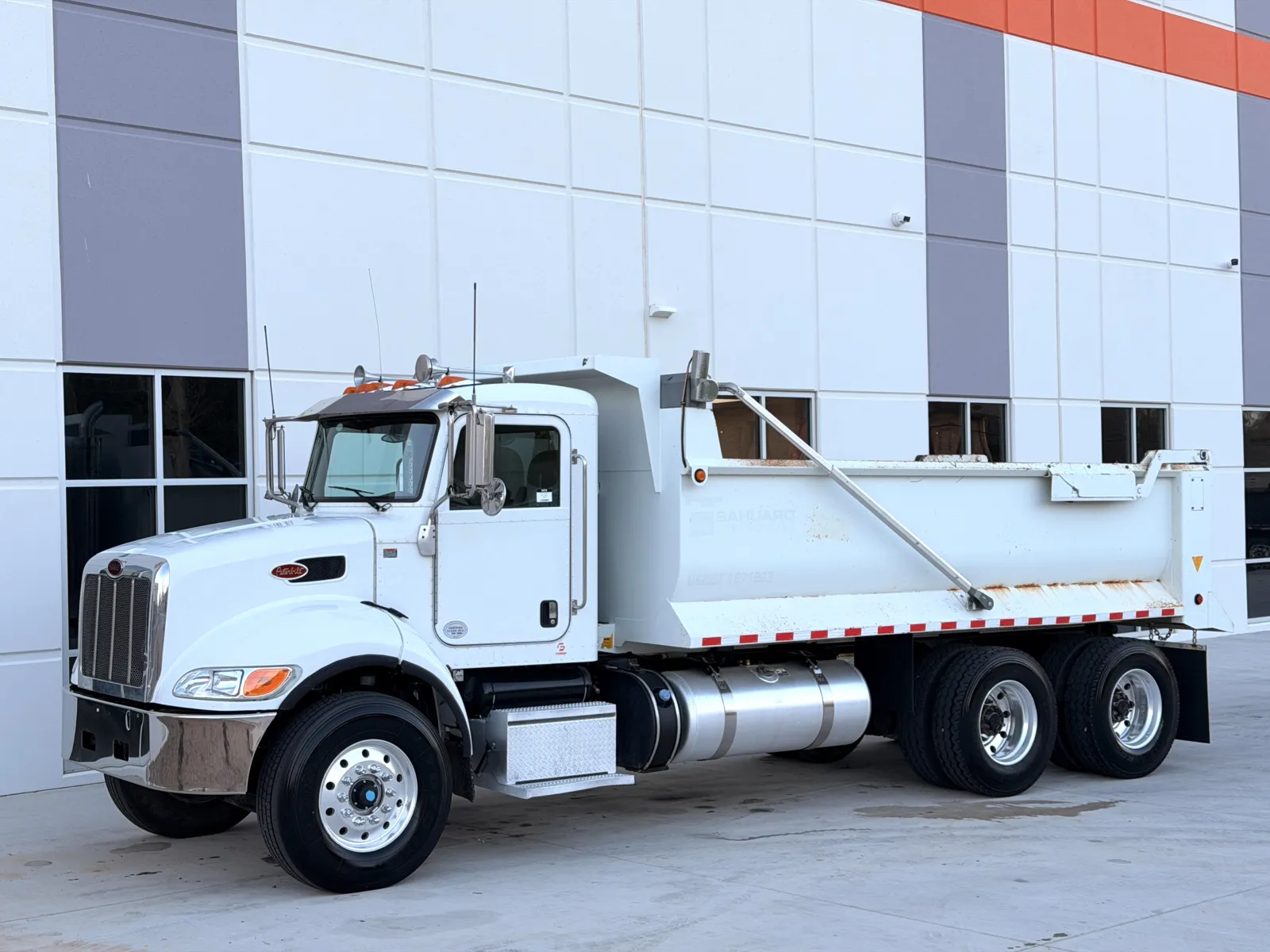 2018 Peterbilt 348 - image 3