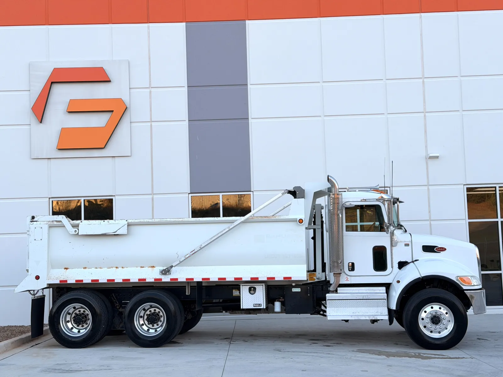 2018 Peterbilt 348 - image 4