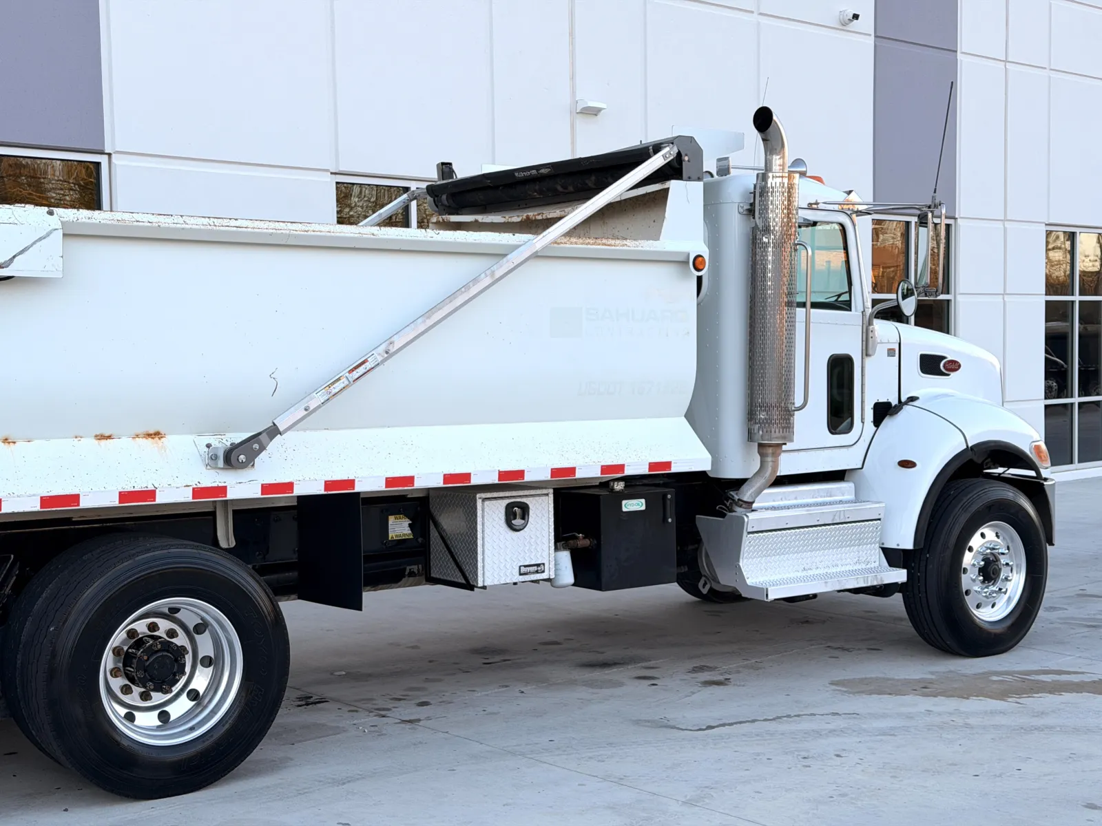 2018 Peterbilt 348 - image 8